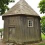 Achthoekig houten kerkje bij het openluchtmuseum in Kernavė