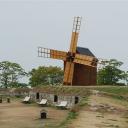 Molen op de muur die het kasteel van Kuressaare omgeeft