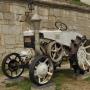 Oude tractor bij het kasteel van Kuressaare