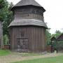 Bij de kerk een losstaande achthoekige klokkentoren