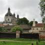 Het Pa&zcaron;aislis klooster gezien vanaf de buitenkant