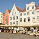 Het Raadhuisplein in Tallinn is omringt door restaurants en terrasjes