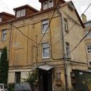 Het Writers Apartment in Vilnius bevindt zich op de bovenste verdieping van dit er wat armoedig uitziende pand